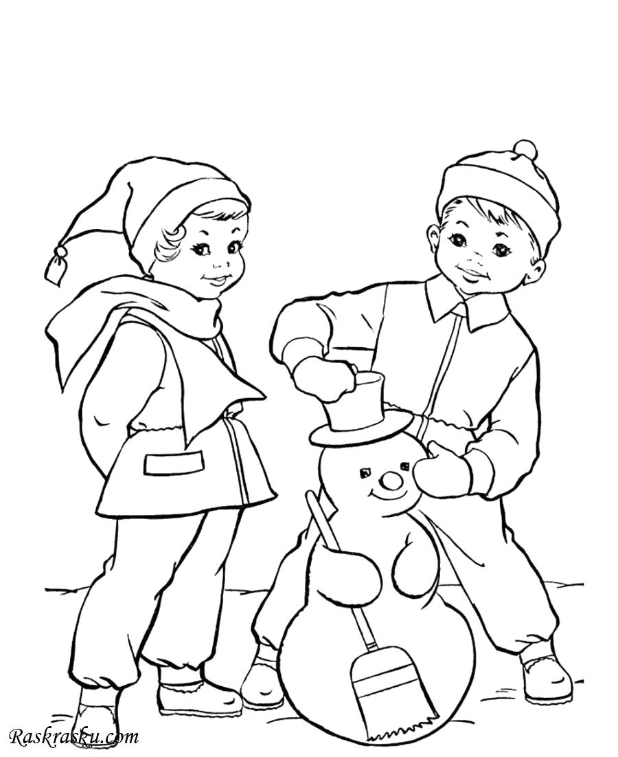 Раскраска Мальчик и девочка лепят снеговика. Скачать снеговик.  Распечатать Зима
