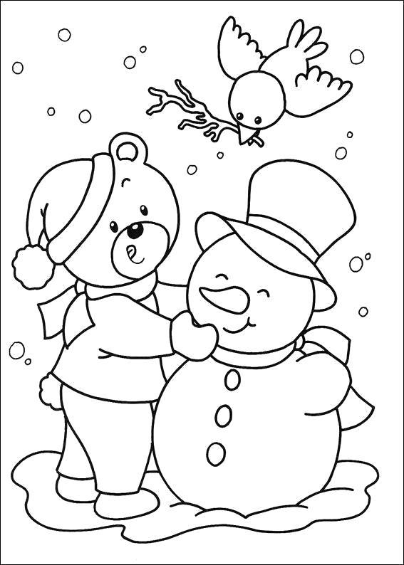Раскраска Мишка лепит снеговика. 