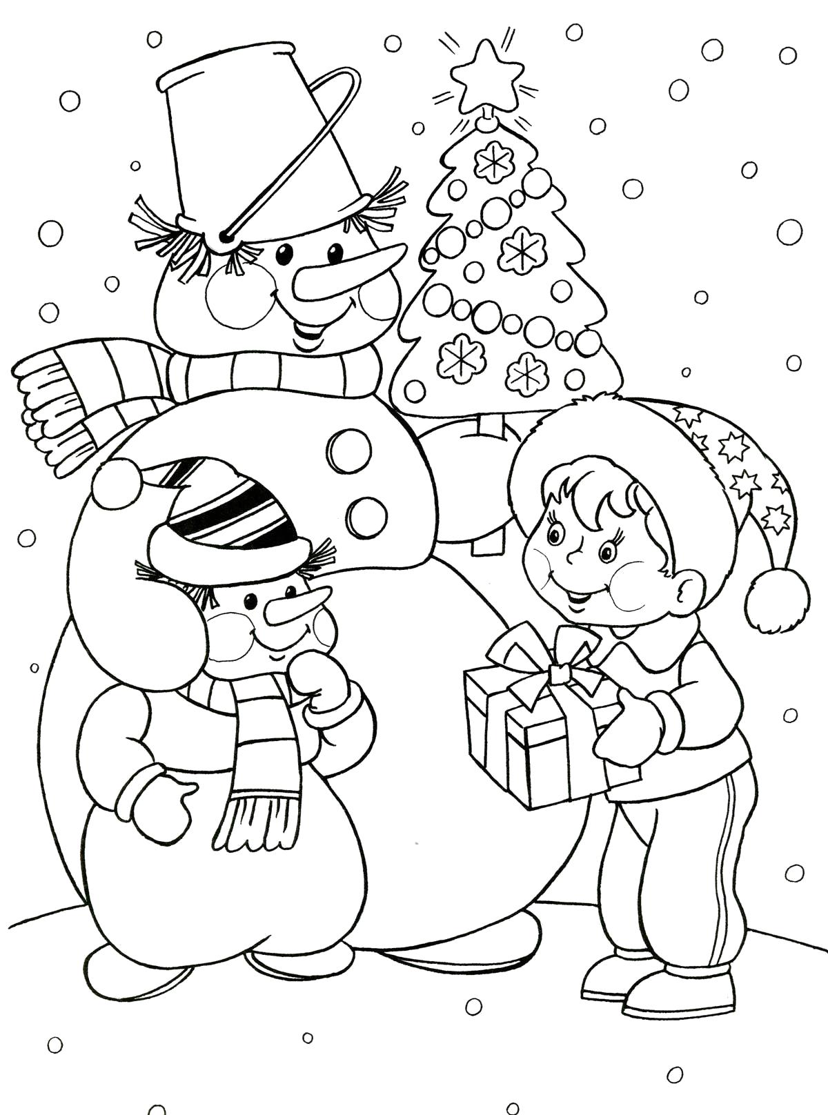 Раскраска Снеговик с малышом снеговичком, мальчик с подарком, елочка украшенная игрушками, идет снег . Скачать снеговик.  Распечатать Зима