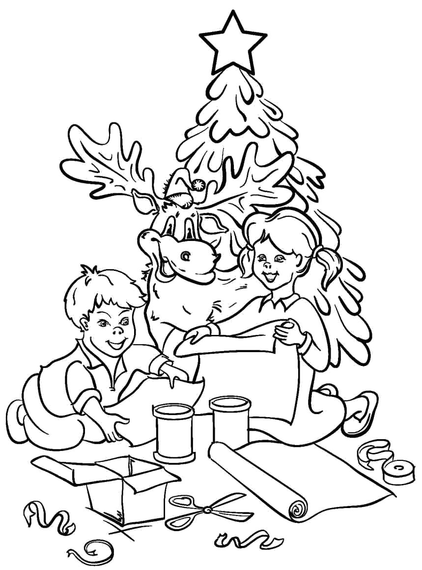 Раскраска Дети рядом с елкой что то мастерят. Рядом с ними олень.. Скачать Елка.  Распечатать Новый год